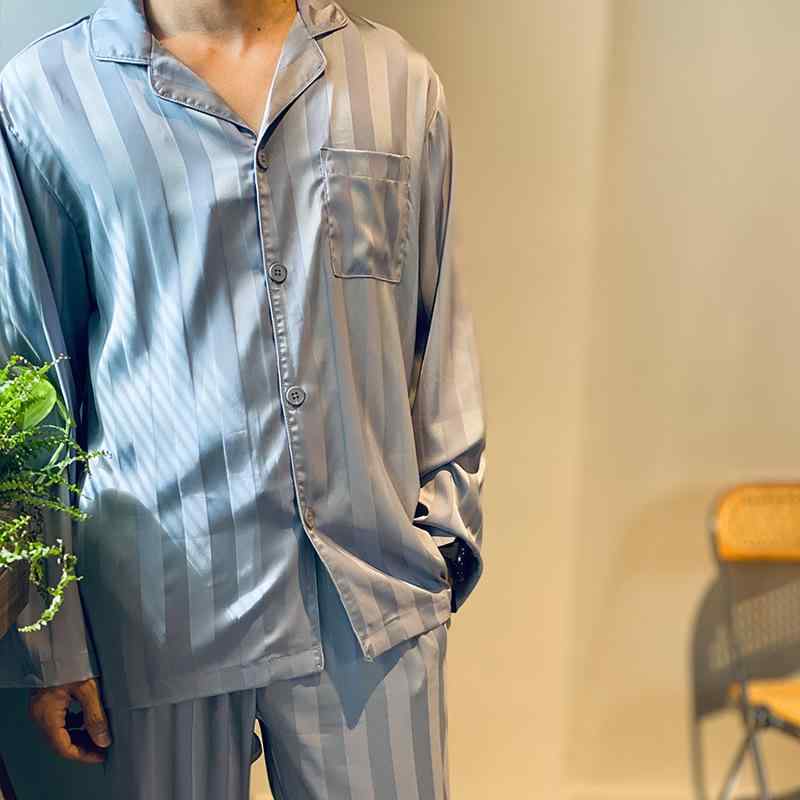 パジャマ メンズ 男性用 ストライプ柄 スモーキーブルー シンプル 長袖 長ズボン ルームウェア 部屋着 ツーピース 上下セット シルク調 サテン風 ポリエステル 快適 春 秋 冬 リラックスウェア