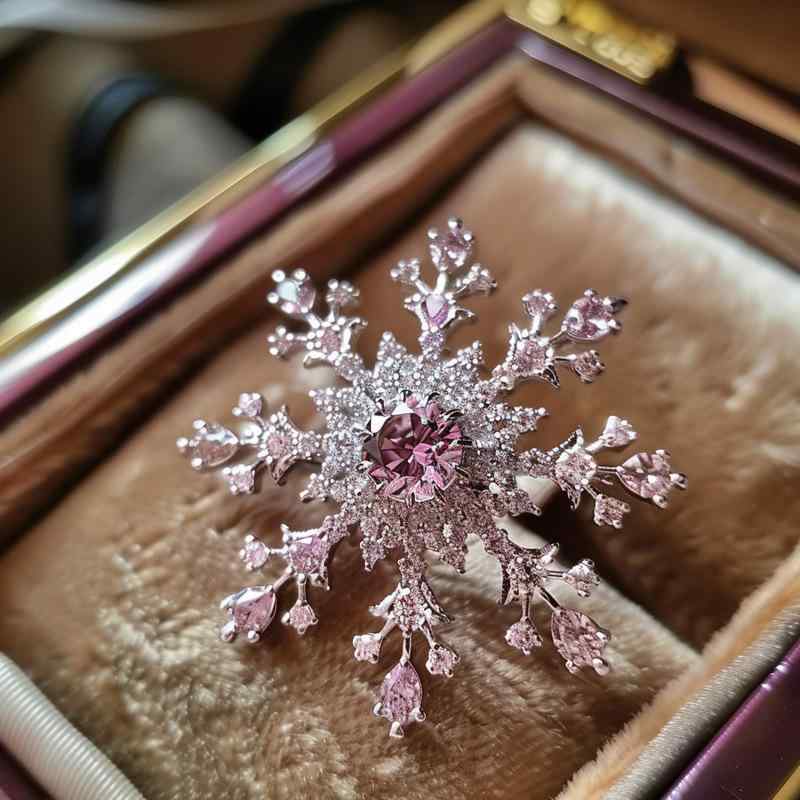 ブローチ レディース 雪の結晶 胸飾り 欧米風 クリスマス フォーマル 結婚式 パーティー 豪華 上品 高級感 銅製 メッキ加工 スーツ コート ドレス ワンピース ジャケット 装飾品 アクセサリー クール エレガント