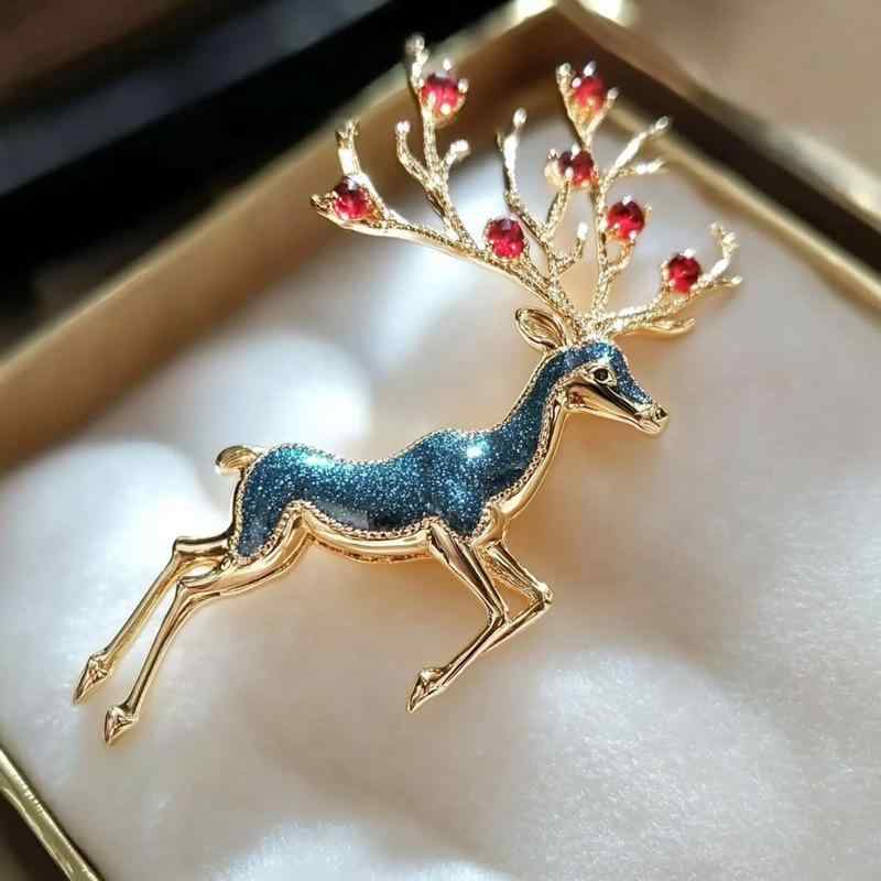 ブローチ レディース 銅 ジルコニア トナカイ モチーフ 高級感 おしゃれ かわいい クリスマス 冬物 セーター コート 襟元 アクセント プレゼント 胸飾り ファッション小物