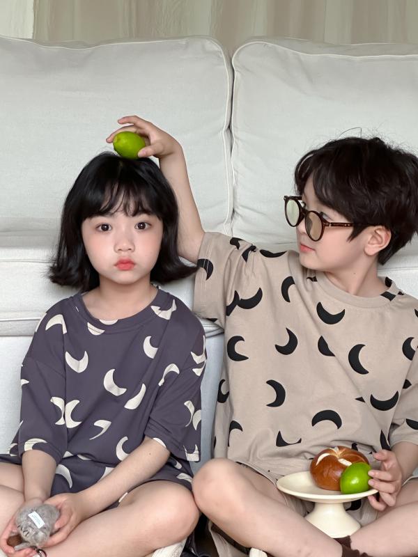 キッズ 男女兼用 セットアップ 夏服 韓国風 ムーン柄 総柄プリント カジュアル 半袖 Tシャツ ショートパンツ 2点セット コットン95% 薄手 柔らかい 普段着 部屋着 3歳 8歳 幼児 小学生