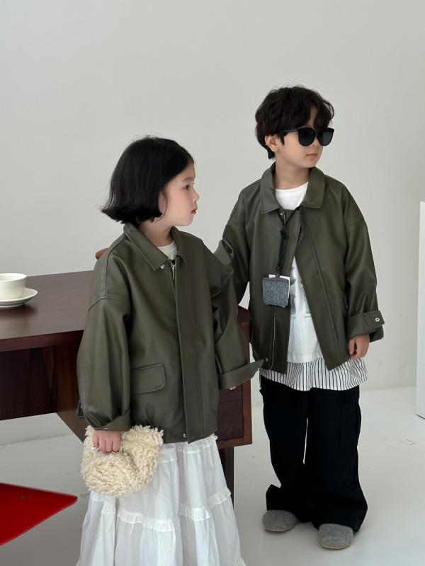 キッズ アウター お坊っちゃん お嬢さん 韓国流行り物 フェイクレザー 革ジャン ジップアップ テーラードカラー 心地よい ルーズフィット 遊撃手丈 長袖 無地 パステル色の 裏地綿 秋服 普段着 通学 カーキ