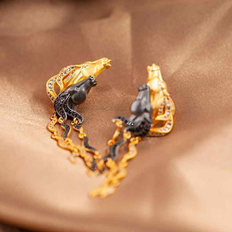 ピアス イヤリング 天使モチーフ 個性的 ユニーク 上品 普段使い シルバー925 ゴールドメッキ ホワイトトパーズ ブラックスピネル スタッドピアス