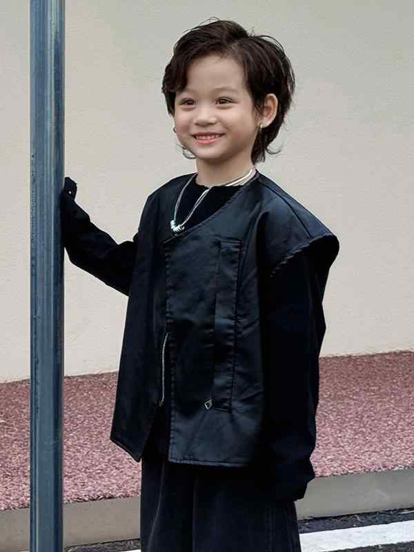 キッズ 男の子 ベスト PUレザー ジレ フェイクレザー 革 韓国ファッション おしゃれ かっこいい ノースリーブ ジップアップ 無地 春 秋 アウター 普段使い お出かけ カジュアル 黒