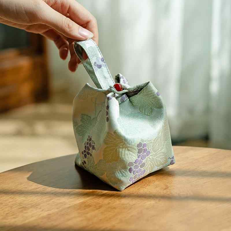 茶器ポーチ 錦綿 サテン 刺繍 シングルカップ 旅行 携帯 持ち運び 収納 巾着袋 和風 かわいい おしゃれ 保護ケース 茶具 お茶会 茶道 葡萄 松間鶴 柄