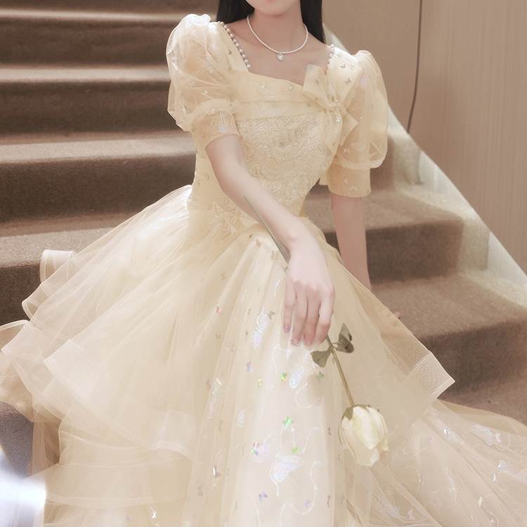 ドレス ロング レディース 丈長 半袖 パフスリーブ スクエアネック フレア フェミニン リボン ハイウエスト 編み上げ 透け感 シースルー スパンコール 大人可愛い きれいめ 上品 おしゃれ レトロ ガーリー 個性的 エレガント モダン 存在感 キュート プリンセス 都会的