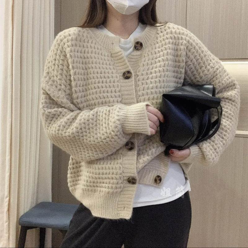 レディース ニット カーディガン 長袖 クルーネック ストレート Iライン スマート 前開き 2way ボタン 大人可愛い シンプル おしゃれ こなれ感 個性的 主役級 存在感 抜け感 クラシカル ナチュラル 無地 春 秋 ママ ビジネス OL デート お出かけ 旅行 女子会 重ね着