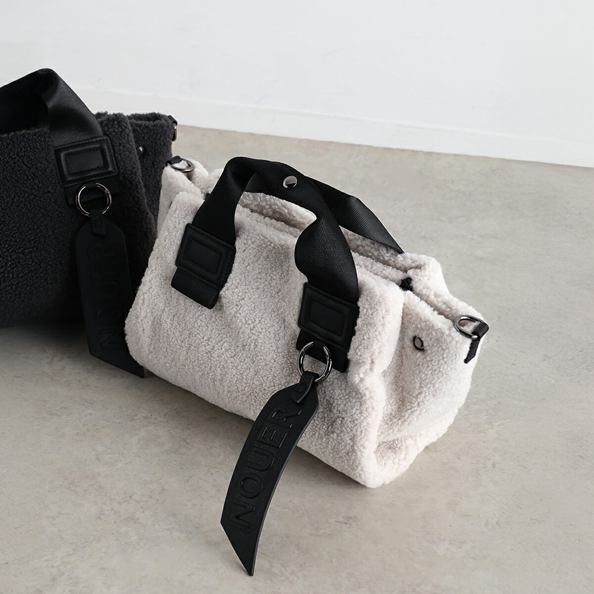 【PECHINCHAR ペシンシャ】 ボアミニマルトートバッグ(ivory/charcoal gray) バッグ カバン 鞄 小物 プレゼント レディース 大人 デイリー ミニマル ネームチャーム ボアバッグ 2WAY トートバッグ ショルダーバッグ カジュアル マチ ボア素材