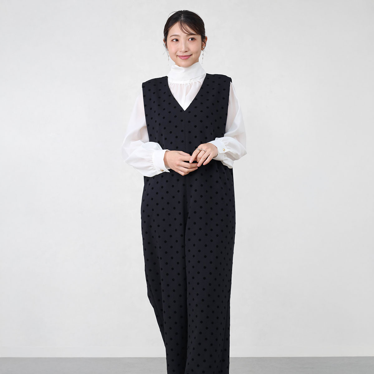 【Vin NAVY ヴァンネイビー】フロッキードットオールインワン オールインワン ストレートシルエット レディース 大人可愛い カジュアル キレイめ デイリー リラクシー 美シルエット ドット ドット柄 おでかけ フォーマル フロッキー Vネック セレモニー