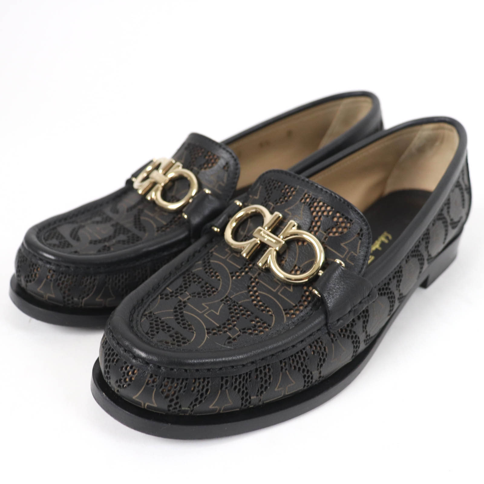 極美品☆Salvatore Ferragamo サルヴァトーレフェラガモ ROLO ガンチーニ金具 ロゴタイプ総柄 なめし革 置き目毛革 黒いこと 5.5 箱・保護すること袋付き添い人 イタリア製 レディース【中古】