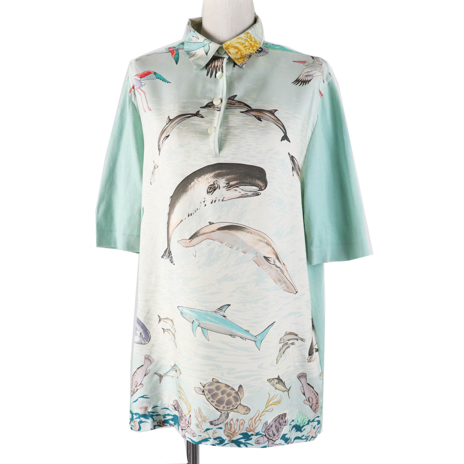 美品◎HERMES エルメス ヴィンテージ La Vie Precieuse de la Mediterranee 地中海の貴重な命 シルク Hボタン ツイルレーヌトップス／半袖ポロシャツ ライトブルー系 M イタリア製 レディース【中古】｜衣類＆ブランドリサイクル GREEN