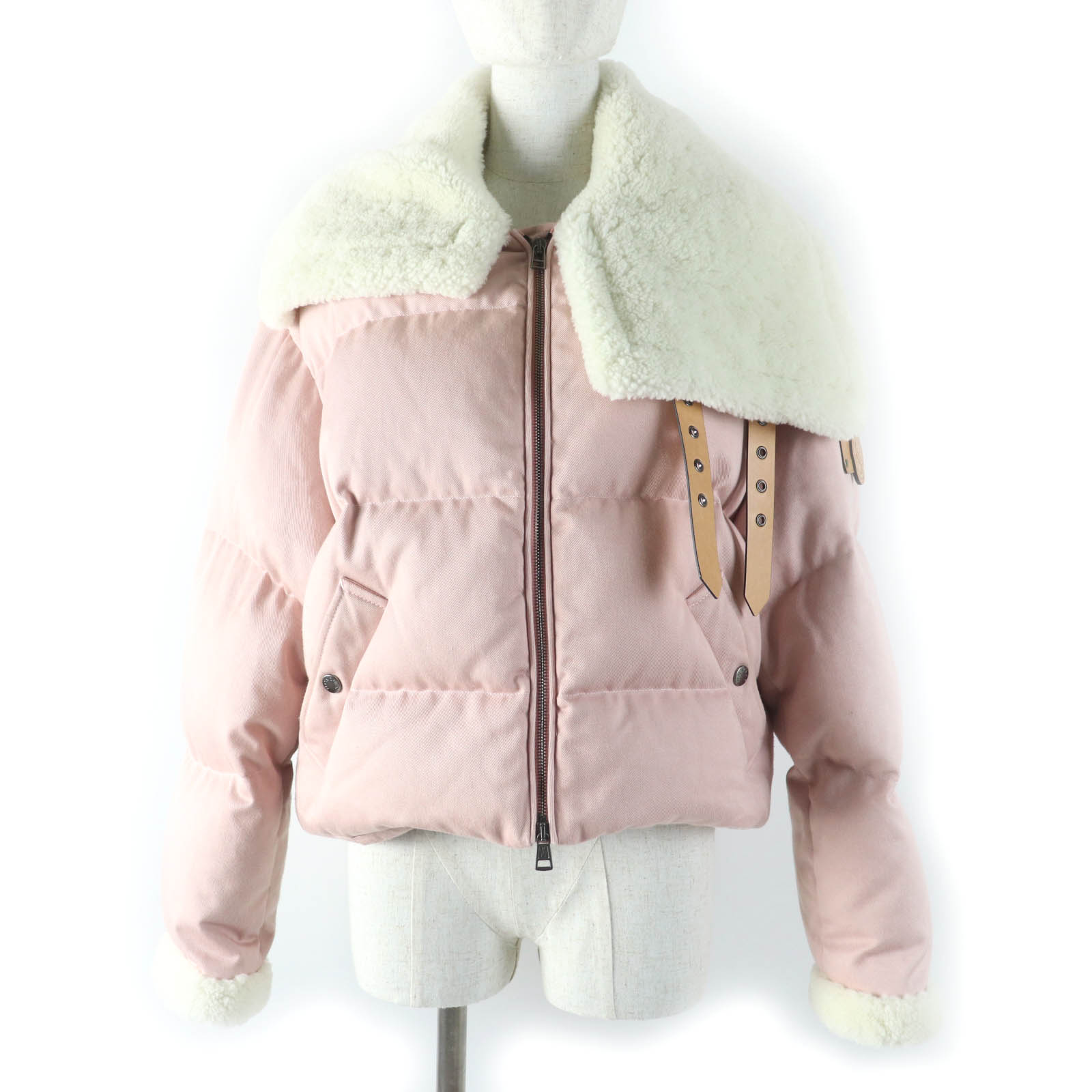 極美品☆MONCLER GENIUS 1 JW ANDERSON モンクレール ジーニアス 1 JWアンダーソン 22-23AW PENYGARDER ロゴレザーパッチ ムートン使い ダウンジャケット ピンク 1 正規品 レディース【中古】｜衣類＆ブランドリサイクル GREEN