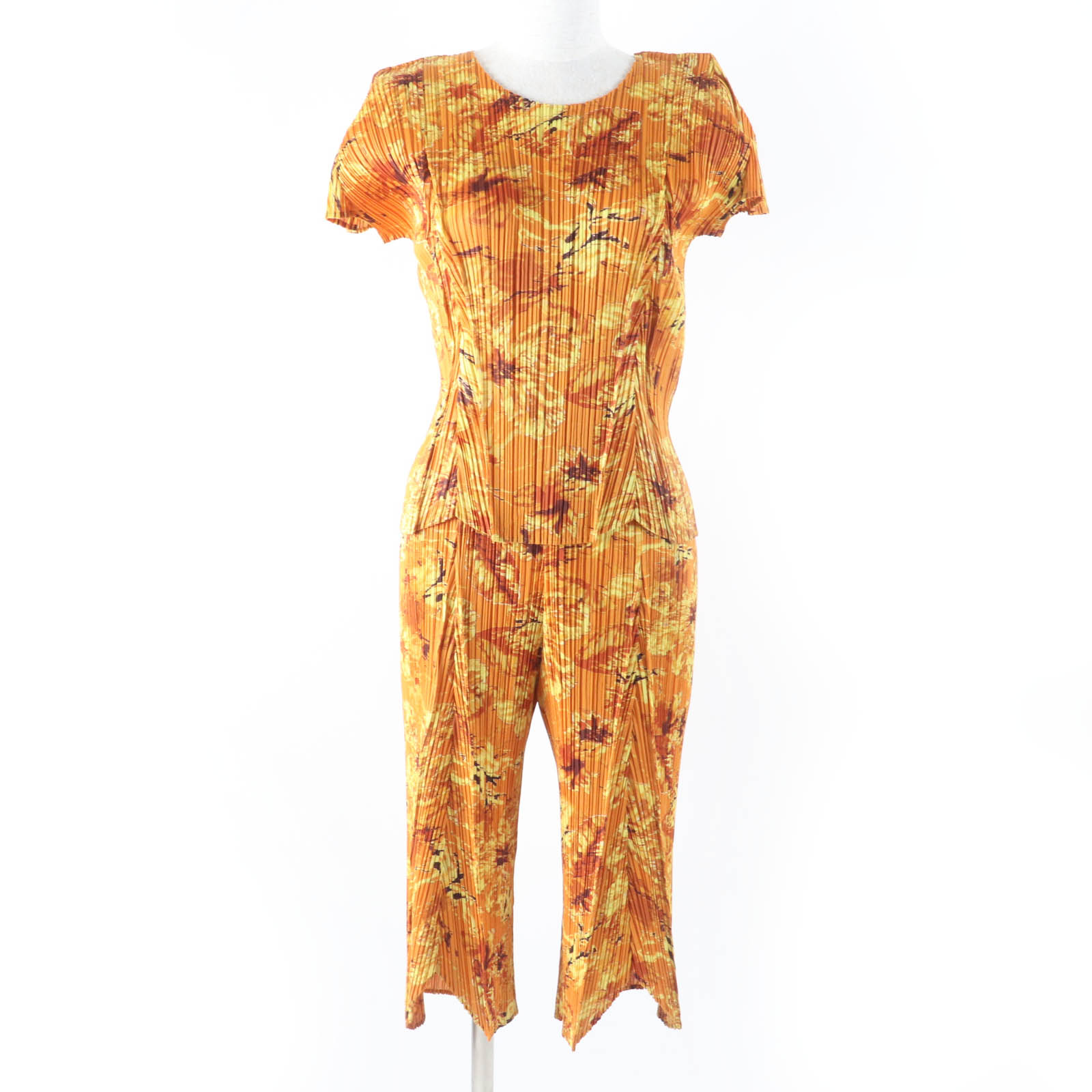 極美品☆PLEATS PLEASE 筋目プリーズ イッセイミヤケ PP51-JK581 PP51-JF583 お花総柄 半袖カットソー 二分の一ズボン下 セットアップ オレンジ色系 3 日本製 定まり品 レディース【中古】