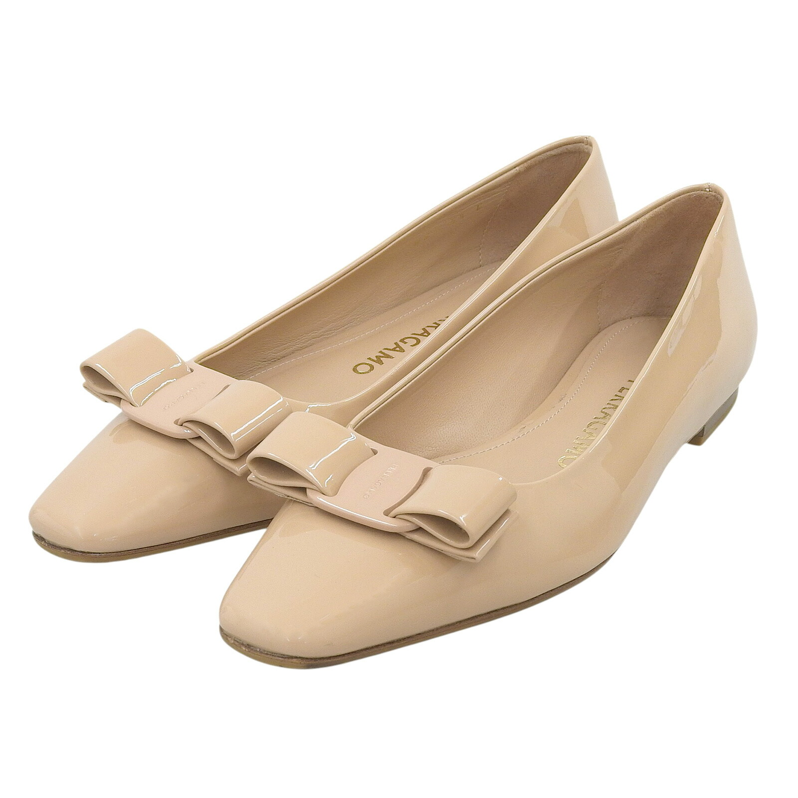 極美品▲FERRAGAMO フェラガモ ヴァラリボン パテントレザー パンプス フラットシューズ ピンクベージュ 5.5 保存袋付き イタリア製 レディース【中古】