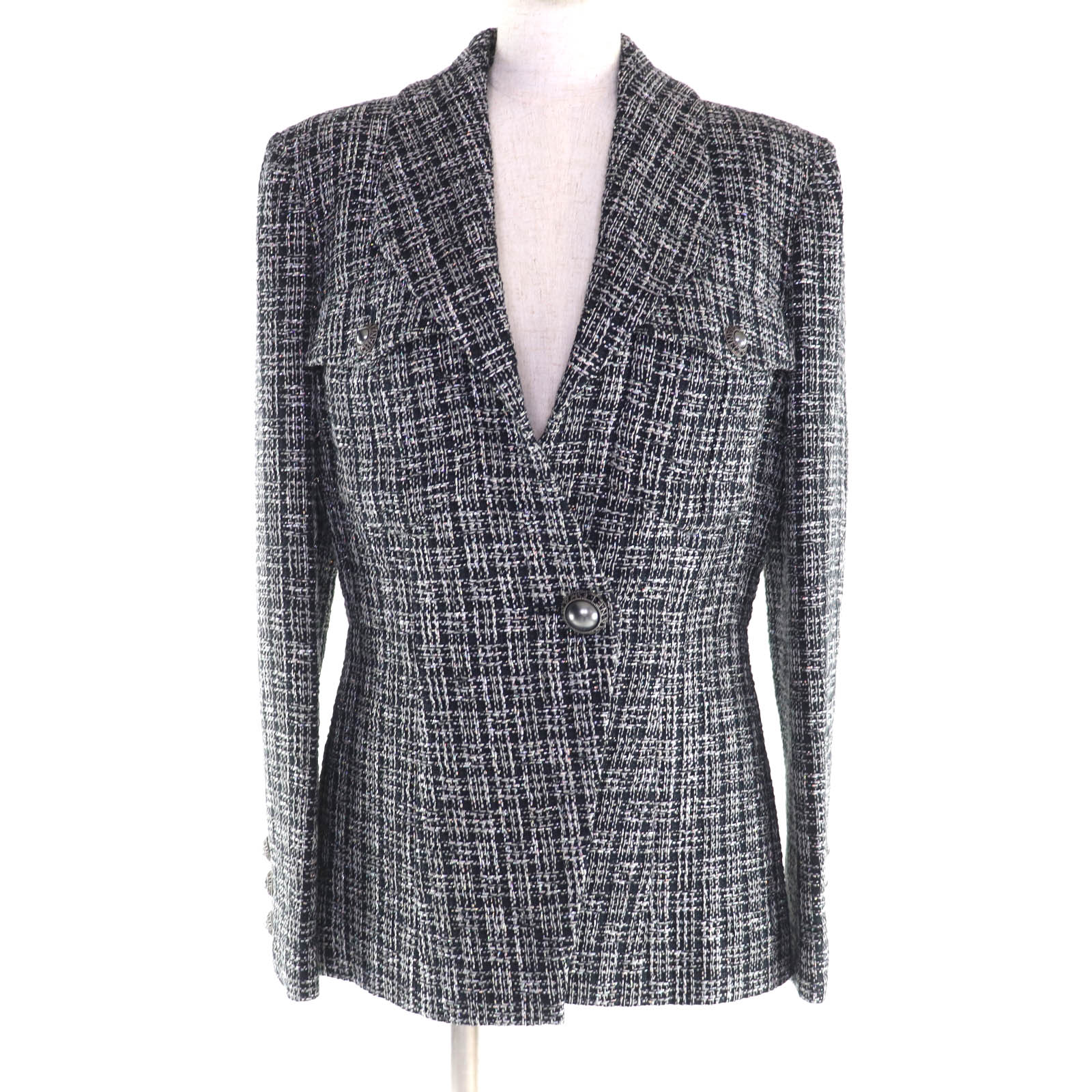 極美品★CHANEL シャネル P60790 裏地シルク100％ ロゴボタン付 ラメ ツイード シングル ジャケット ブラック シルバー 42 フランス製 レディース【中古】