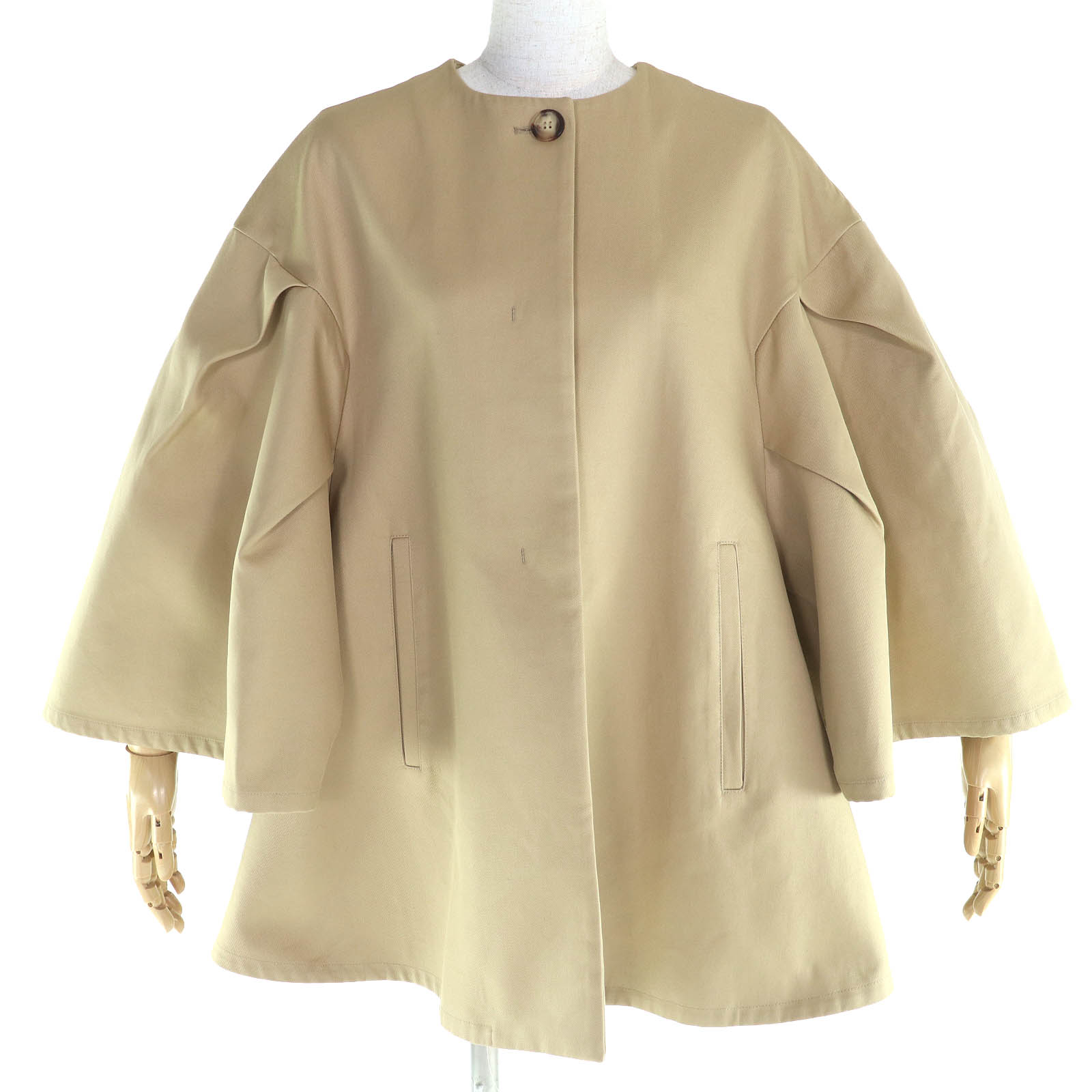 極美品△Max Mara マックスマーラ 23473104366 CORFU コットン100％ 白タグ ロゴボタン ノーカラー ケープコート ポンチョ ベージュ S イタリア製 正規品 レディース【中古】｜衣類＆ブランドリサイクル GREEN