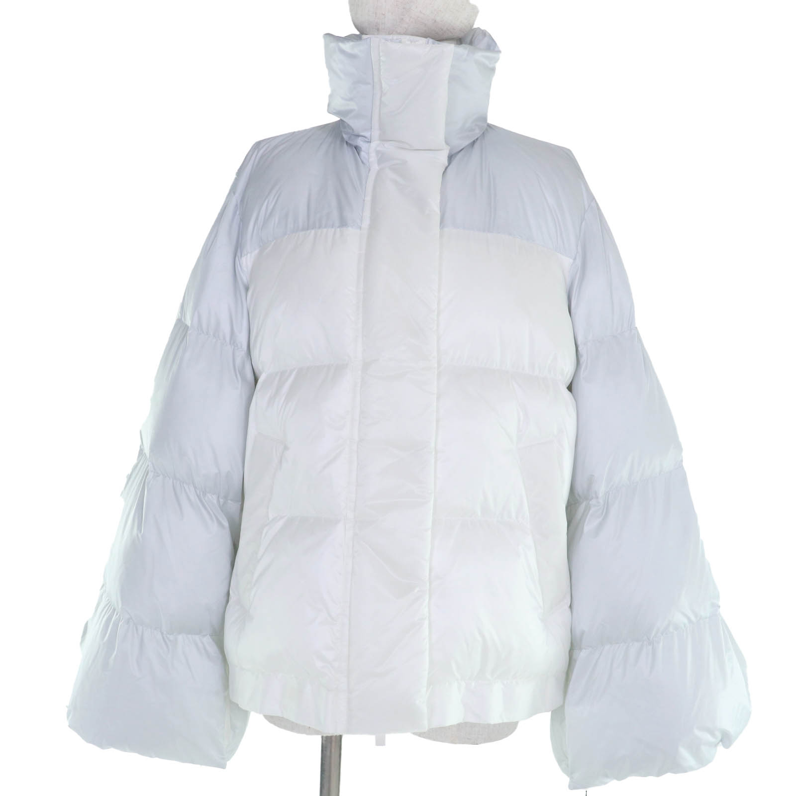 未使用品☆Sacai サカイ 22-06275 Multicolor Wide Sleeves Down Jacket パファージャケット ジャケット ホワイト ライトブルー 3 正規品 レディース【中古】｜衣類＆ブランドリサイクル GREEN