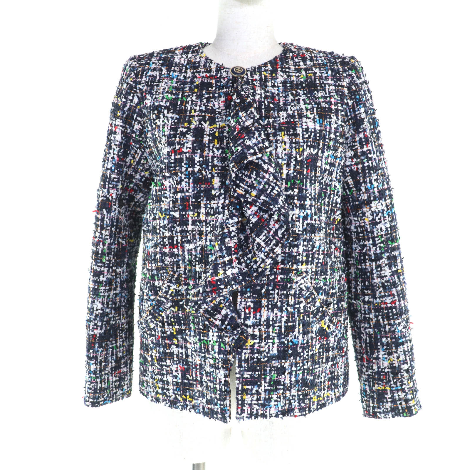 未使用品★CHANEL シャネル P62686 裏地シルク100％ ココマークボタン付 ミックスツイード フリル ノーカラージャケット マルチ 34 フランス製 レディース【中古】｜衣類＆ブランドリサイクル GREEN