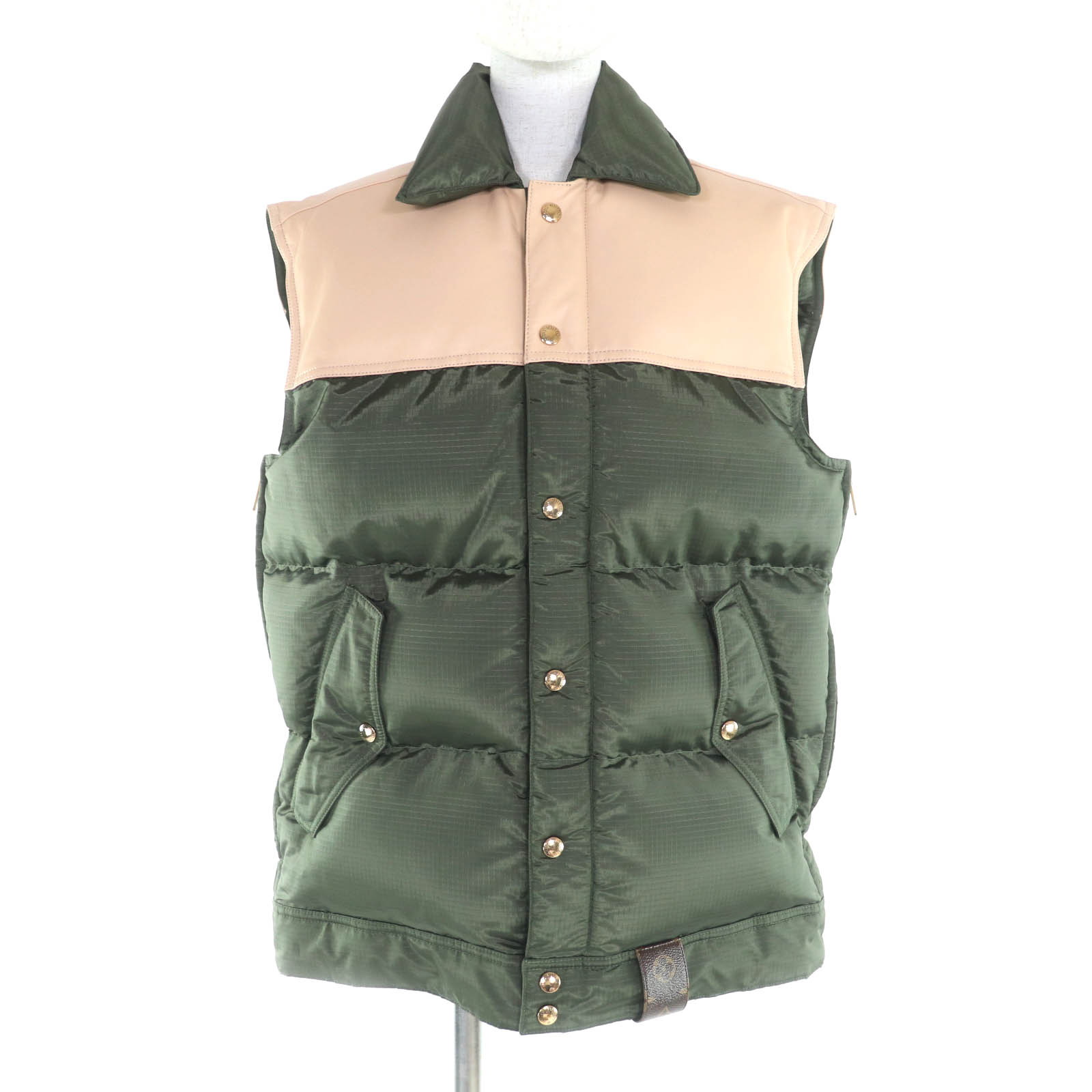 未使用品★LOUIS VUITTON ルイヴィトン 23AW ロゴボタン付 モノグラム ヨークラムレザー ダウンベスト カーキ 38 ハンガー付き イタリア製 正規品 レディース【中古】