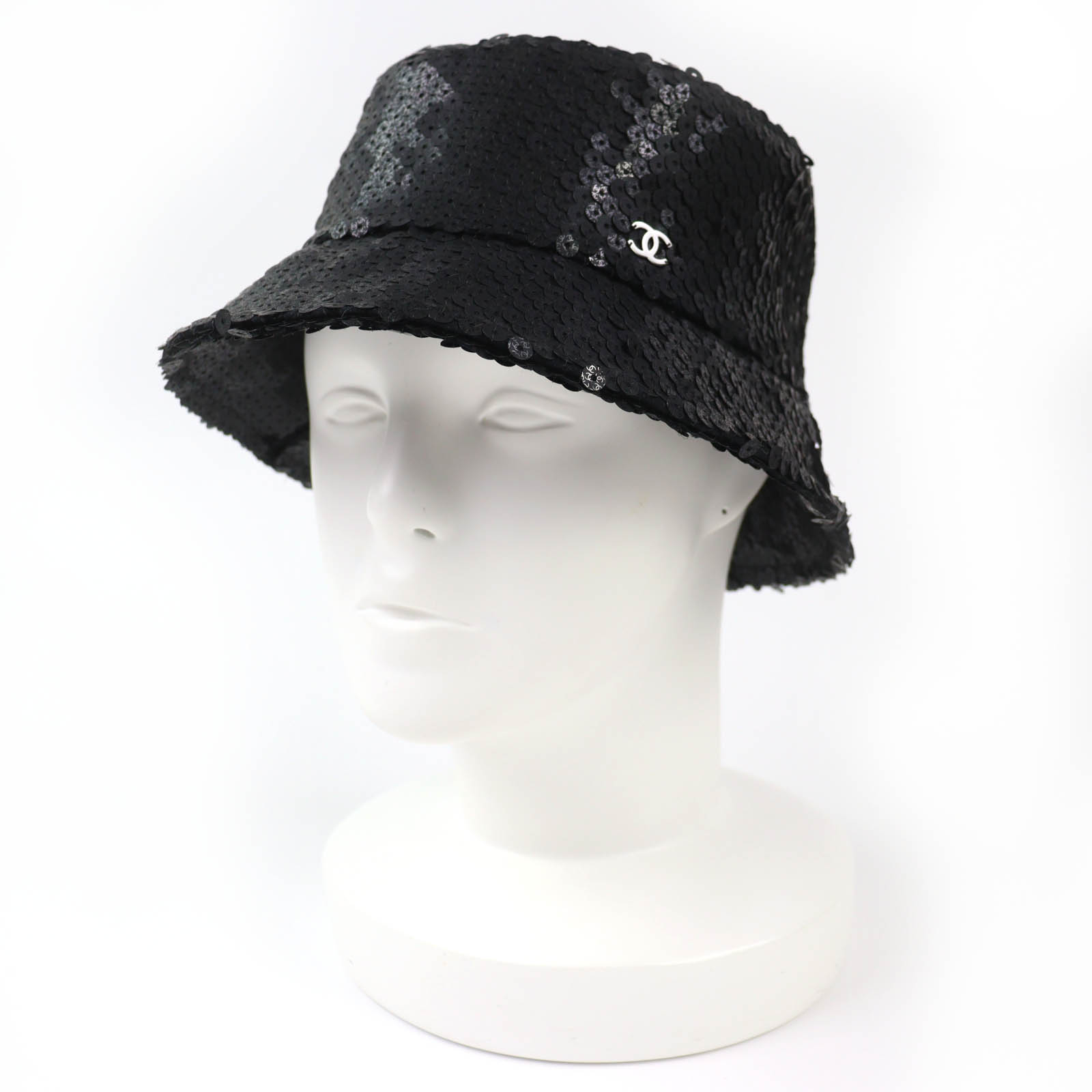 美品☆CHANEL シャネル 23C ココマーク ロゴスパンコールデザイン 井戸釣瓶かぶり笠 鳥打ち帽 黒いこと M イタリア製 定め事品 レディース【中古】
