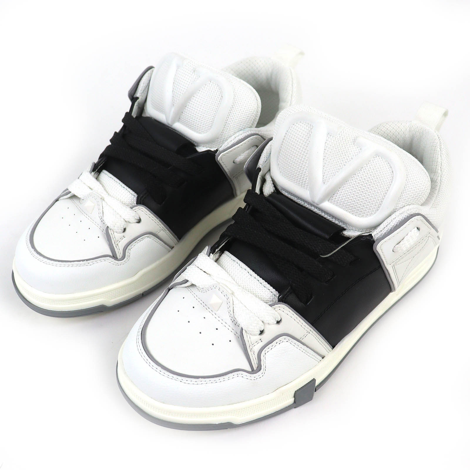 未使用品△Valentino Garavani ヴァレンティノガラヴァーニ 1Y2S0F89 オープンスケート Vロゴ スタッズ レザー ハイカットスニーカー ホワイト ブラック 41 保存袋付き イタリア製 メンズ【中古】