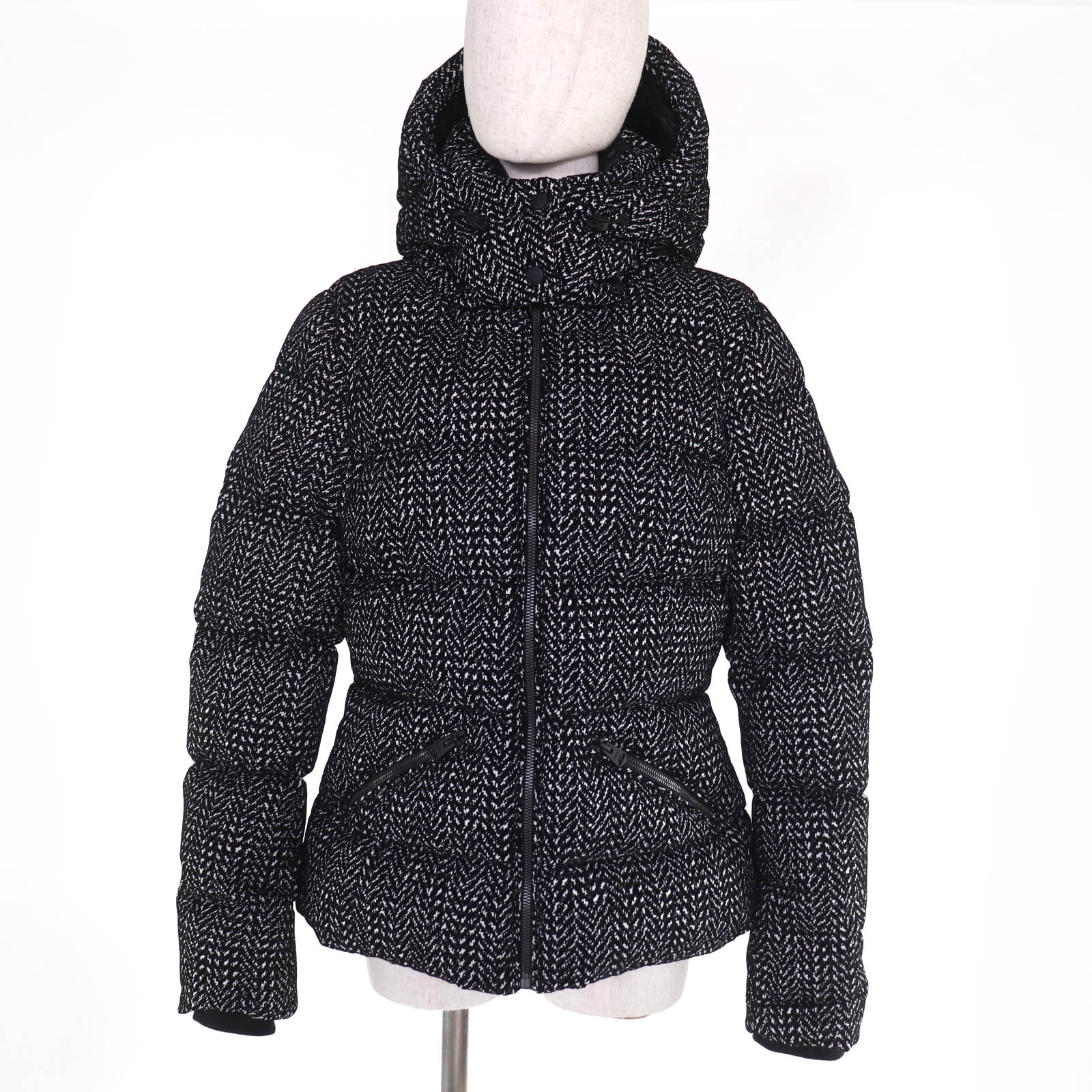 極美品☆MACKAGE マッカージュ 11542225-4A MADALYN-FLP ロゴ金具 ヘリンボーン柄 フード付 ダウンジャケット ブラック ホワイト M ハンガー付き 正規品 レディース【中古】