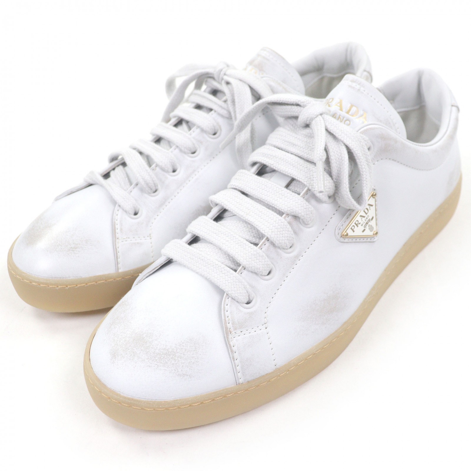 未当て嵌める品□PRADA プラダ 2EE413 ３角形ロゴタイプ ユーズド工業 ローカットスニーカー なめし革シューズ 白いこと 7.5 イタリア製 メンズ【中古】