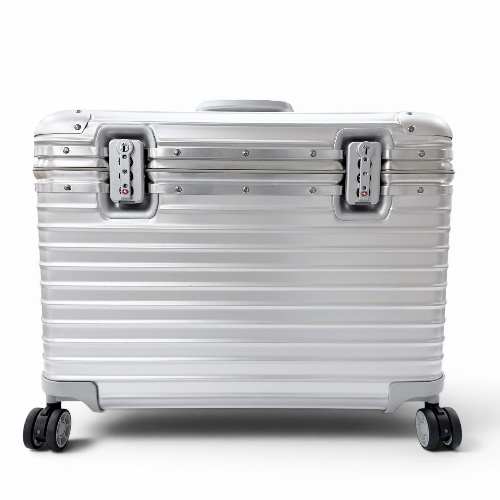 美品□RIMOWA リモワ 920.51.00.4 トパーズ色 飛行士 軽銀 TSA鍵を掛ける積み上げる 4輪 キャリーバッグ しろがね色 ＦＲＧ製 メンズ 保護すること袋付き添い人 【中古】