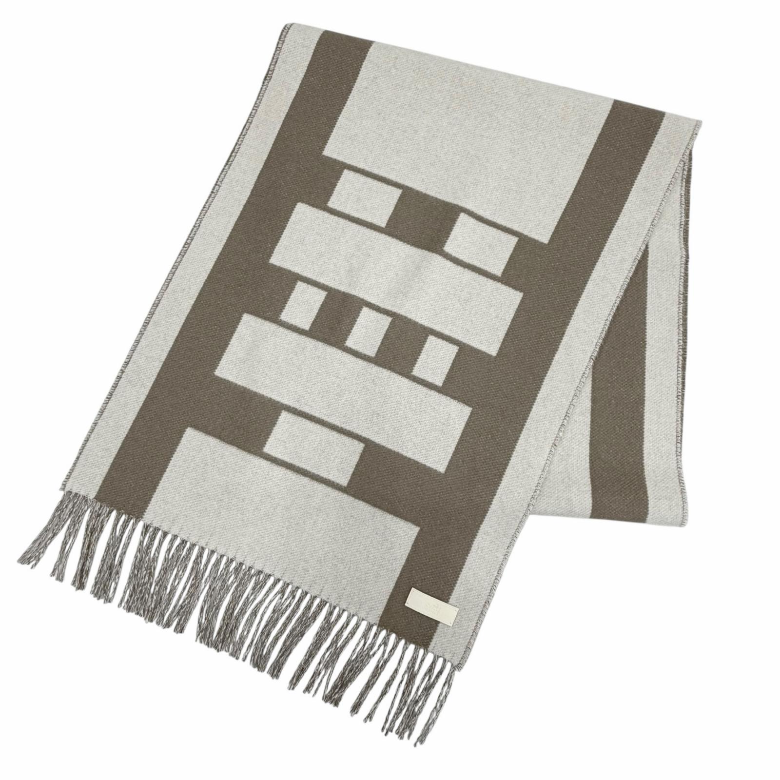 未当て嵌める品△HERMES エルメス 力くらべ カシミール100％ イヴォワール ピュス ロゴレザータグ フリンジ えり巻き 付け届け品 連合王国製 レディース 箱付き添い人 【中古】