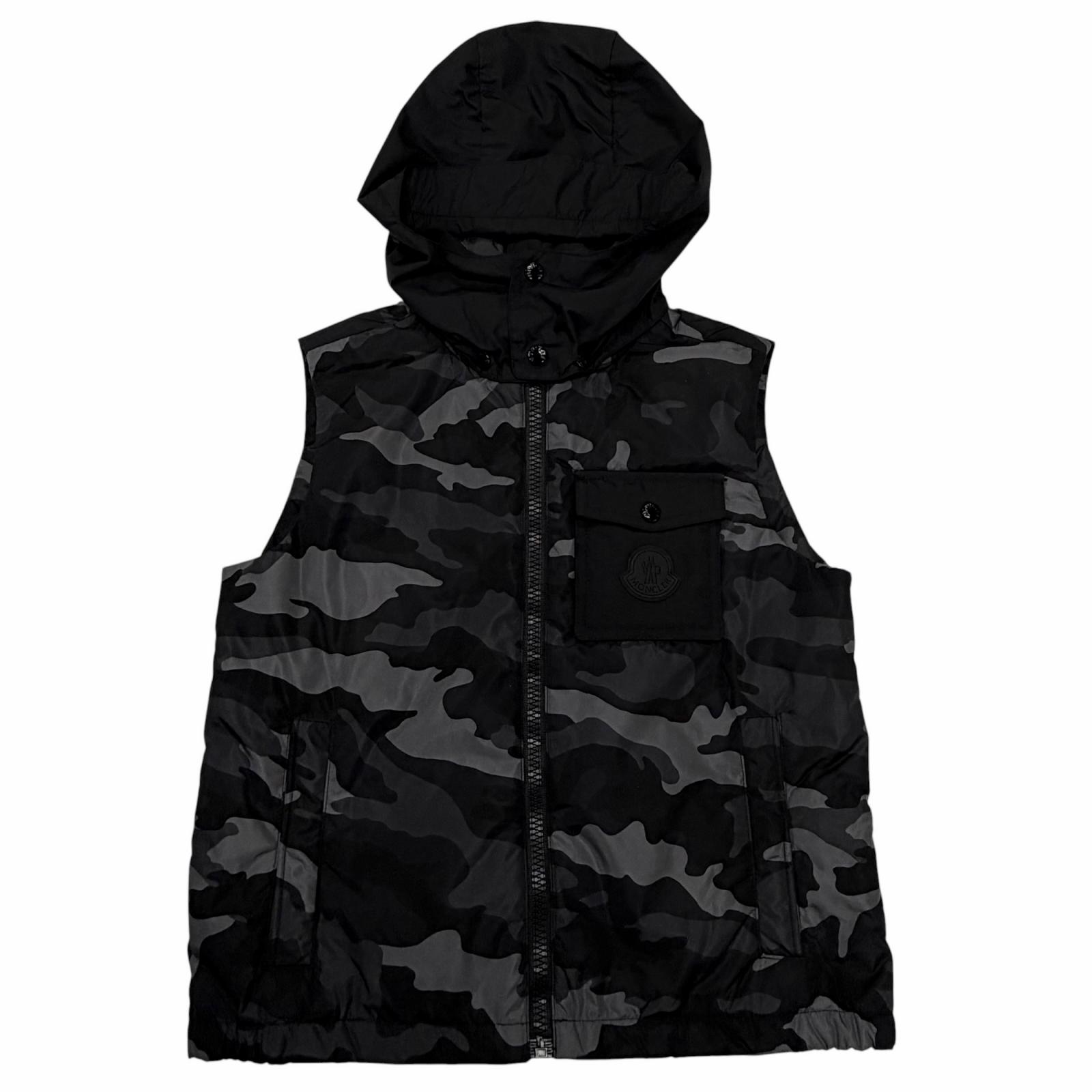 未当て嵌める品△MONCLER モンク線路 DRUMS GILET ロゴタイプ紋章 化けの皮柄 偽装柄 落ちこむより良い 黒いこと 薄墨色 8anni 130糎 置き目品 キッズ  【中古】