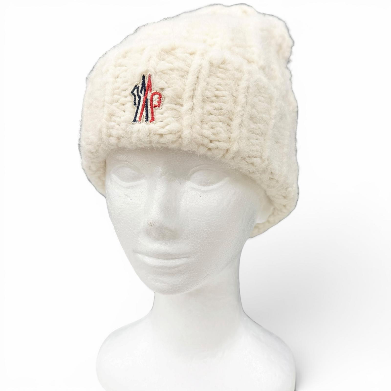 未使用品□MONCLER GRENOBLE モンクレールグルノーブル 2025年製 BERRETTO TRICOT アルパカ混 ロゴワッペン ケーブル編み ニットキャップ ビーニー ホワイト UNI イタリア製 正規品 メンズ 箱付き 【中古】|衣類&ブランドリサイクル GREEN