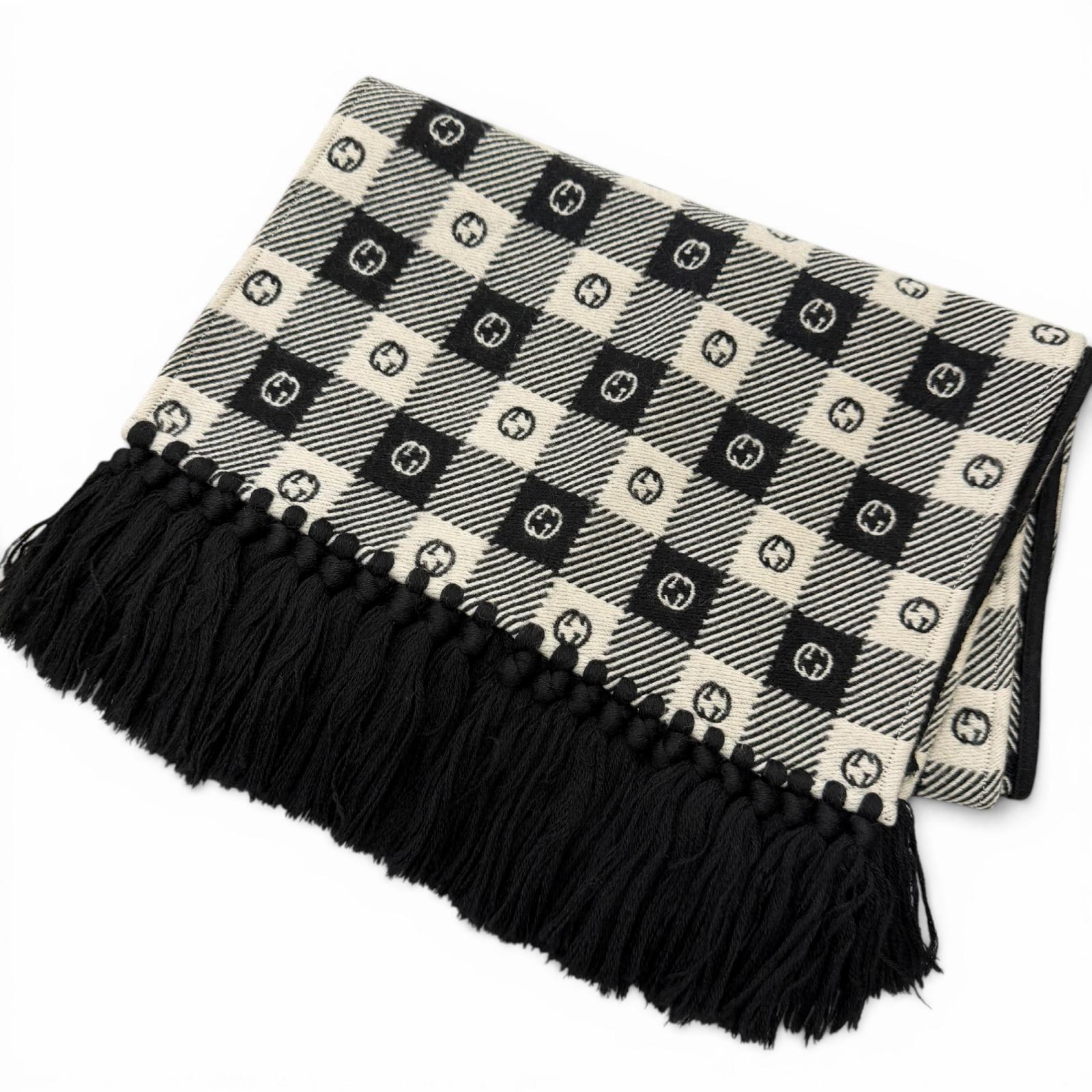 美品□GUCCI グッチ 633990 インターロッキングG 読み合わせる柄 フリンジ 消音装置 黒いこと 象牙色 35×190糎 イタリア製 定まり品 メンズ 箱付き添い人 【中古】