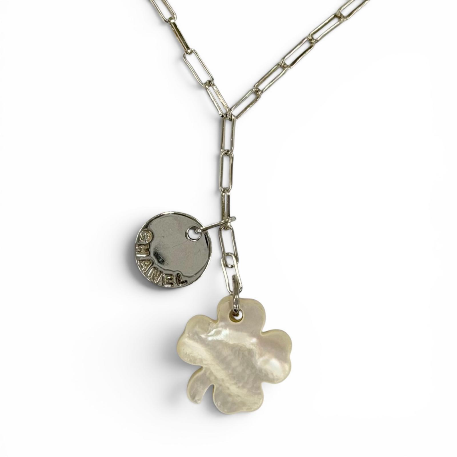 美品☆CHANEL シャネル 925 シェル クローバー ロゴ入り ペンダント ネックレス アクセサリー シルバー 重量8.5g レディース 【中古】｜衣類＆ブランドリサイクル GREEN