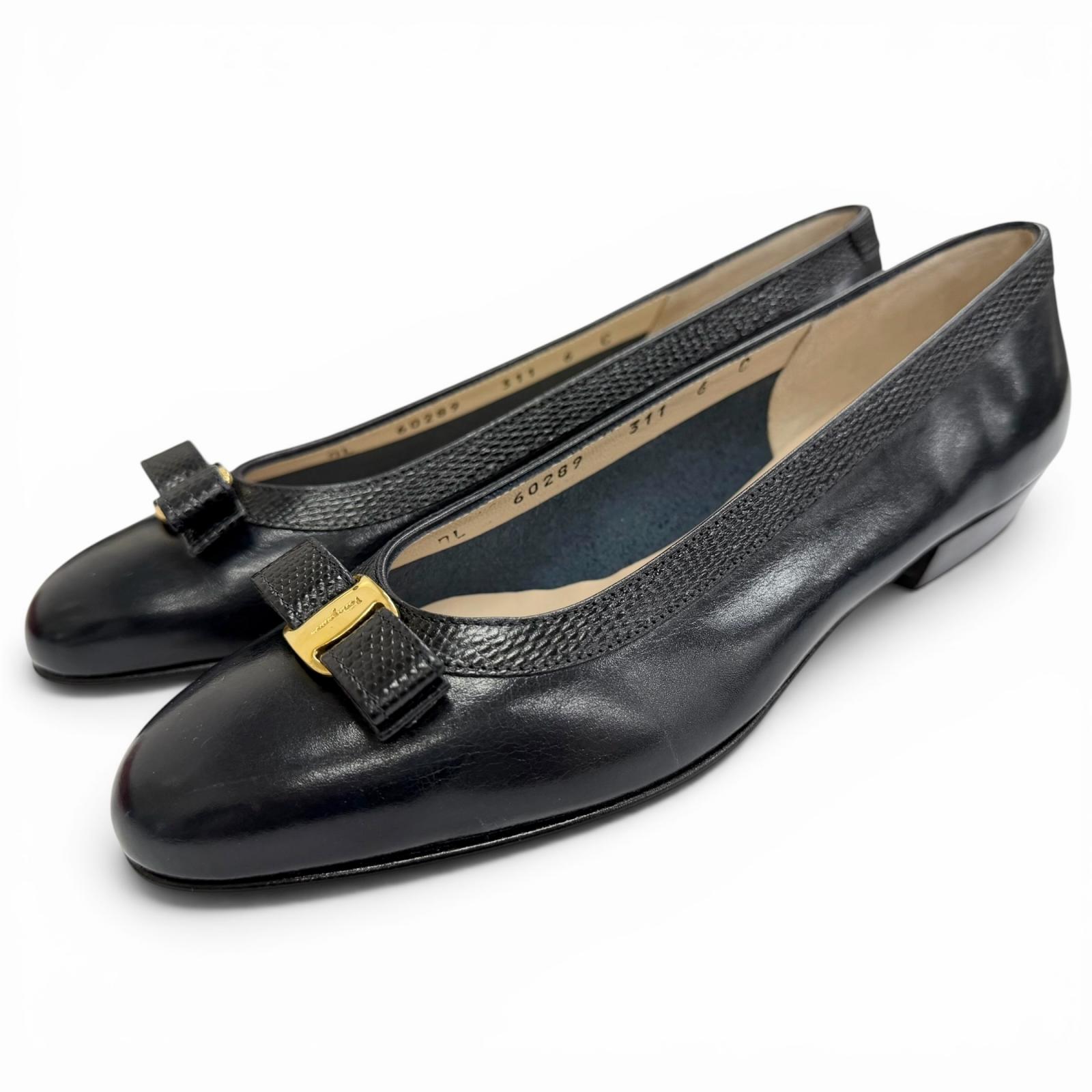 未当て嵌める品△Salvatore Ferragamo サルヴァトーレフェラガモ BABY ヴァラリボン 蜥蜴型押なめし革使い走り 平ったい パンプス ダークネイビー ゴールド金具 6 イタリア製 レディース  【中古】