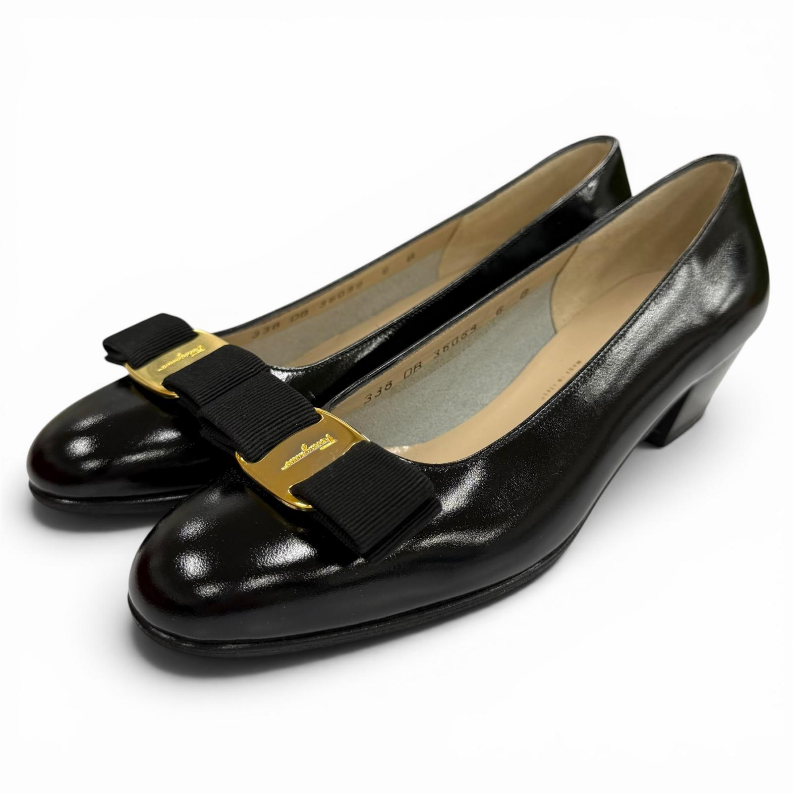 未当て嵌める品★Salvatore Ferragamo サルヴァトーレフェラガモ ヴァラ ロゴタイプ金具 シュロの葉付 なめし革 パンプス 黒いこと 6 イタリア製 レディース 箱付き添い人 【中古】