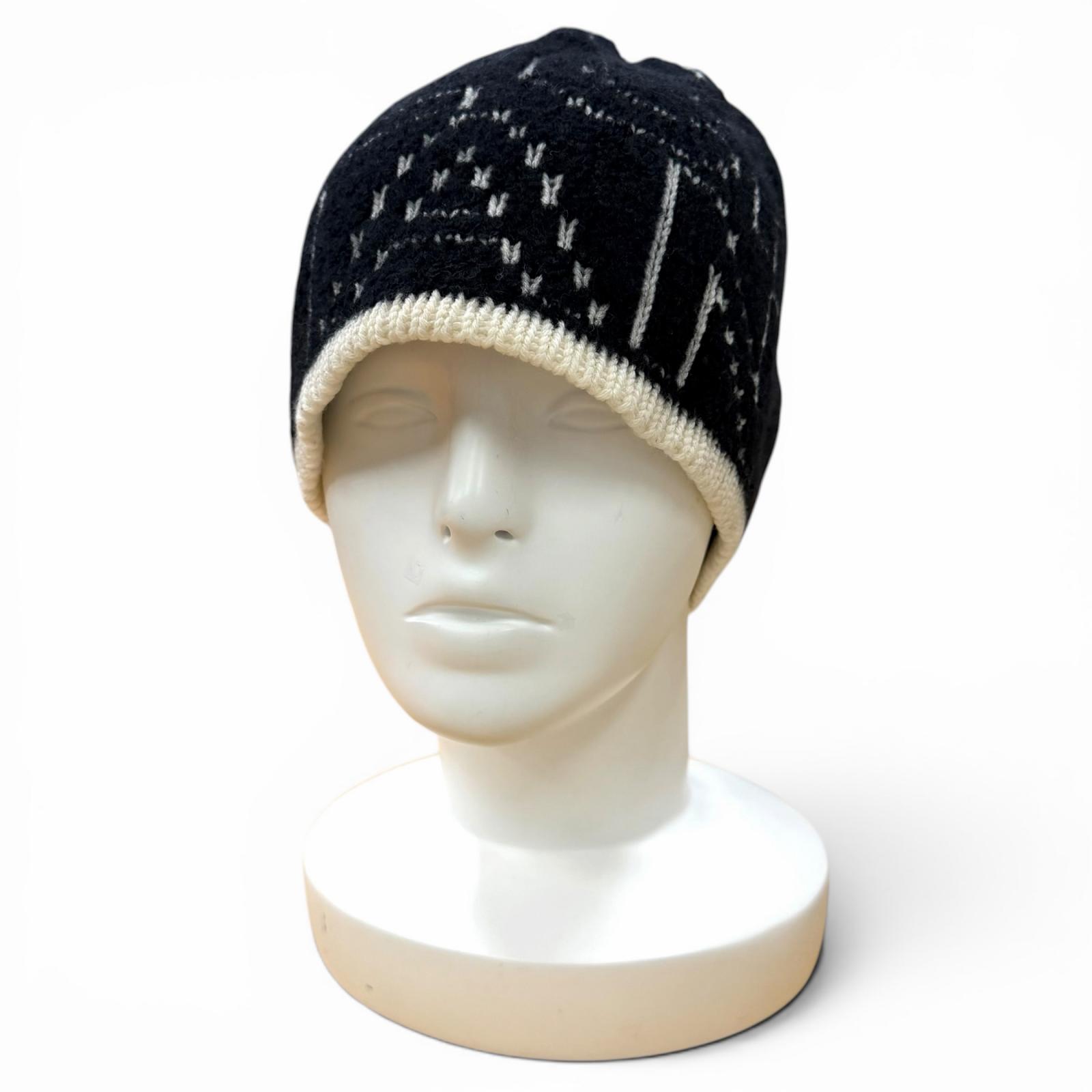 美品★CHANEL シャネル 21K カシミール 地絹混 ロゴタイプひな形 編み物旗がしら 鳥打ち帽 黒いこと 象牙色 連合王国製 定め事品 レディース 【中古】