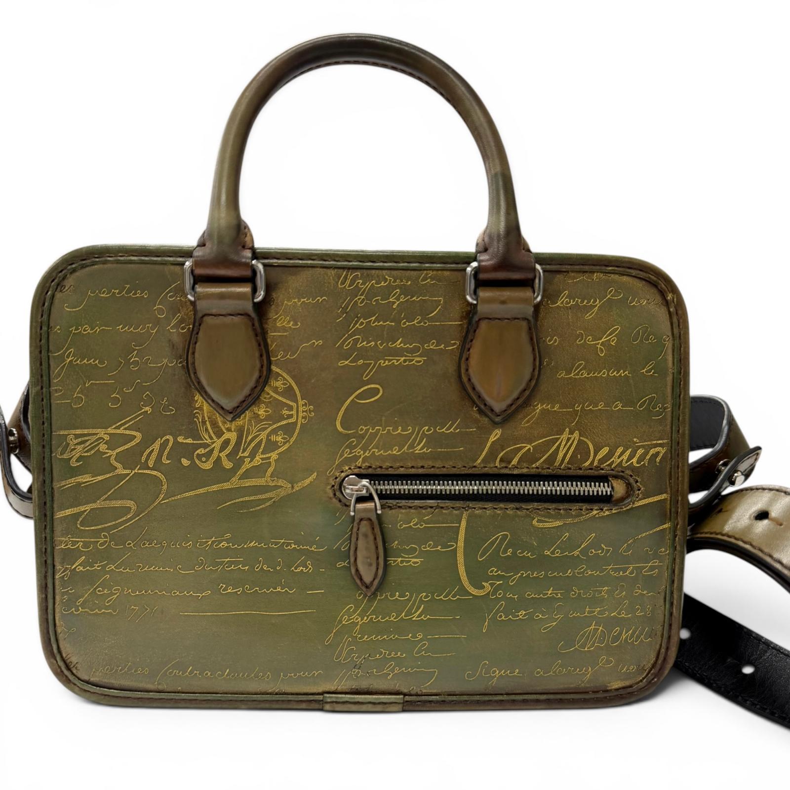 美品□BERLUTI ベルルッティ アンワット秒 ガリバー ゴールデンパティーヌレザー スクリット カリグラフィ 2WAY ショルダーバッグ 伝達人御徒面子 カーキ イタリア製 メンズ 保護すること袋付き添い人 【中古】