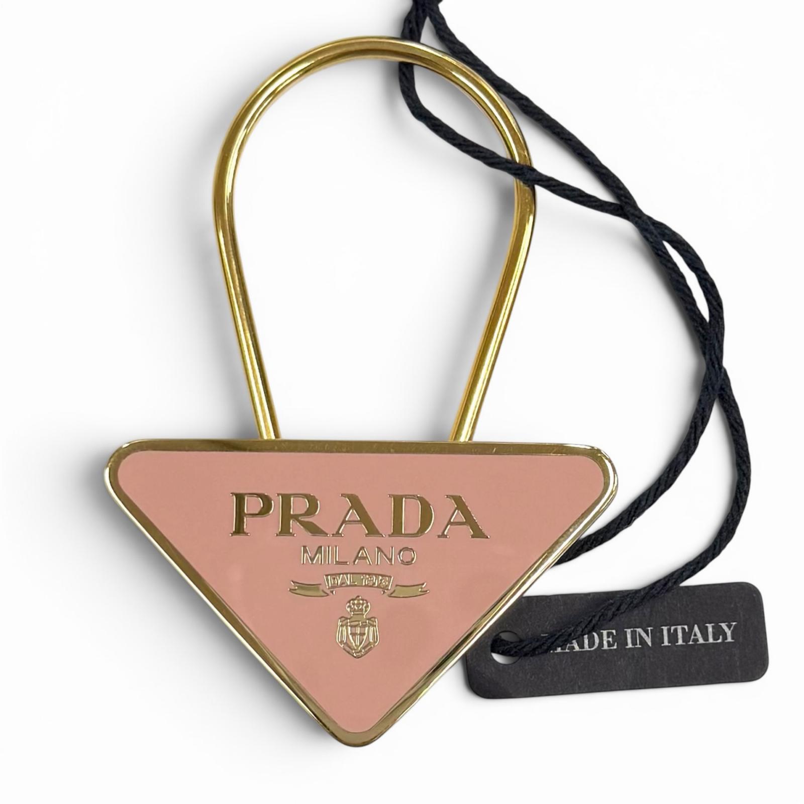 極美品★PRADA プラダ 1なおなお書き063 ３角形ロゴタイプ 一皿 足懸かり輪っか キーホルダー サクラ色 ゴールド レディース 箱付き添い人 【中古】
