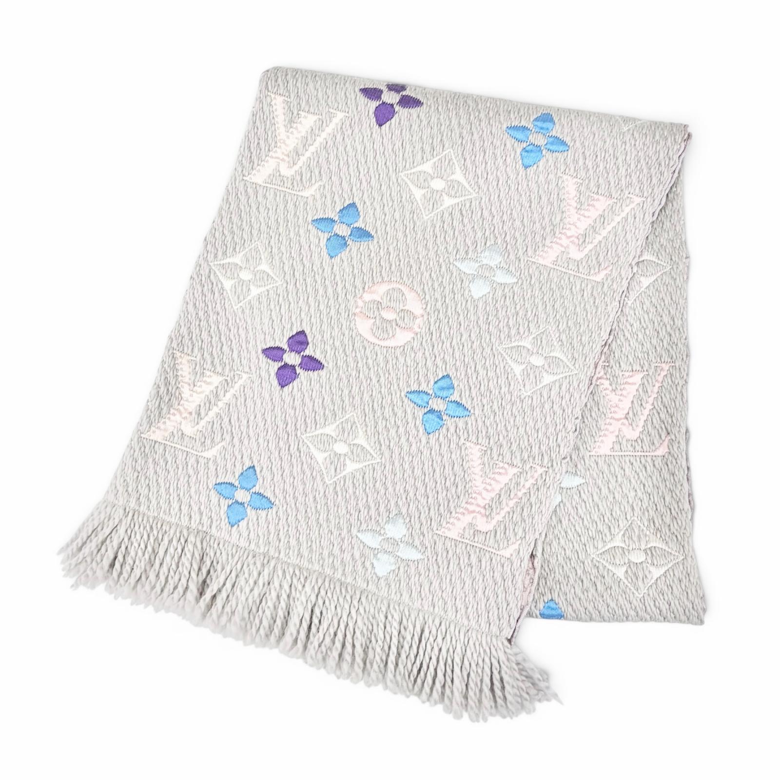 美品△LOUIS VUITTON ルイヴィトン M75874 エシャルプ ロゴタイプ愛読者 虹霓 羊毛 絹地 モノグラム 消音装置 薄墨色 マルチ色合い イタリア製 定まり品 レディース 箱付き添い人 【中古】