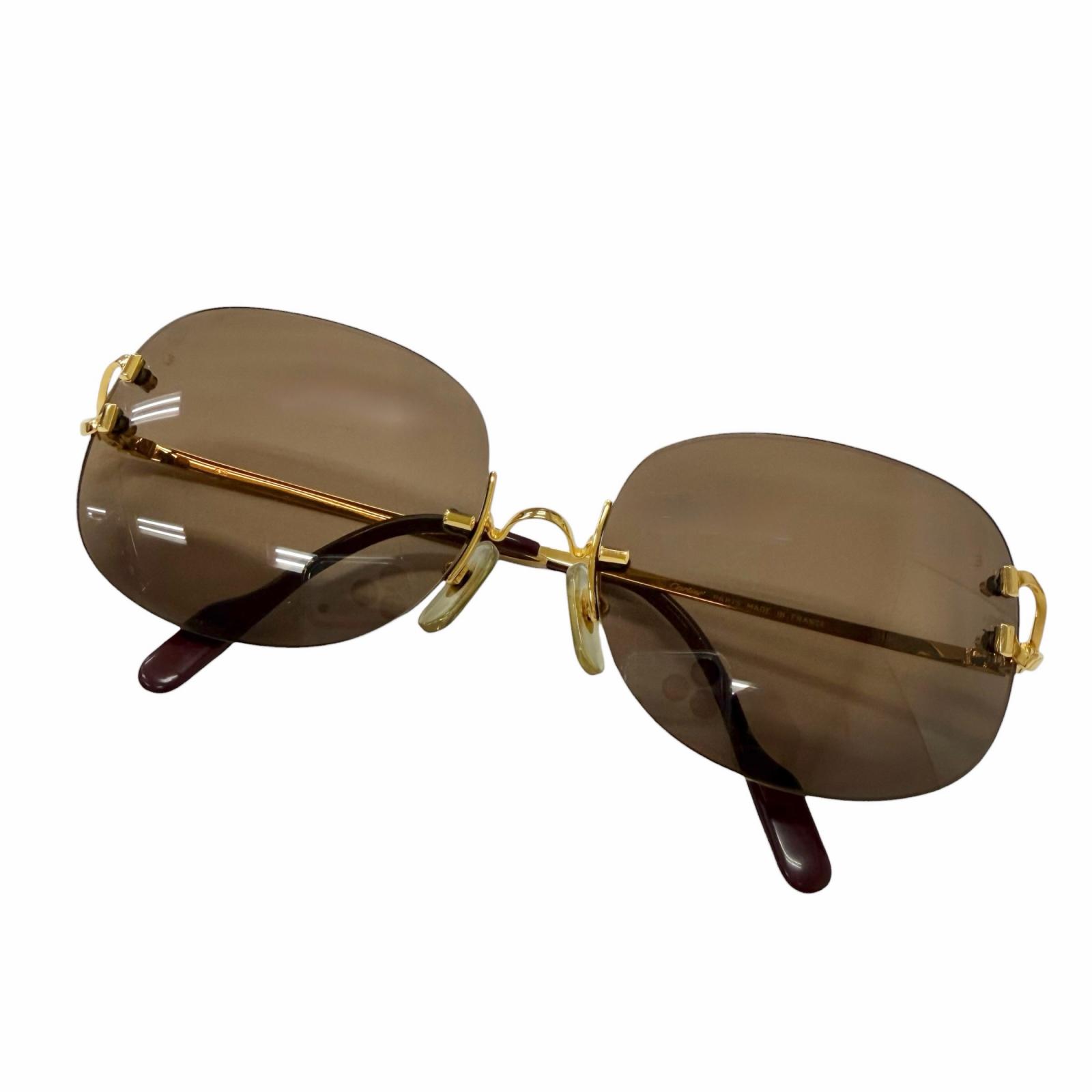 美品□Cartier カルティエ ヴィンテージ 2Ｃデコール リムレス ツーポイント サングラス ゴールド ボルドー □16 度入り フランス製 メンズ 【中古】｜衣類＆ブランドリサイクル GREEN 63,525円