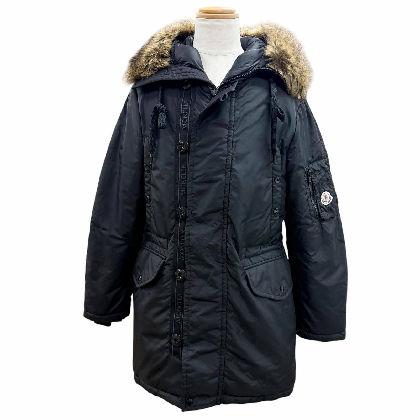 美品▼MONCLER モンクレール 21-22AW AJA ロゴワッペン付き フェイクファー フーデッド ダブルジップアップ ダウンコート ブラック 1 正規品 メンズ 【中古】｜衣類＆ブランドリサイクル GREEN