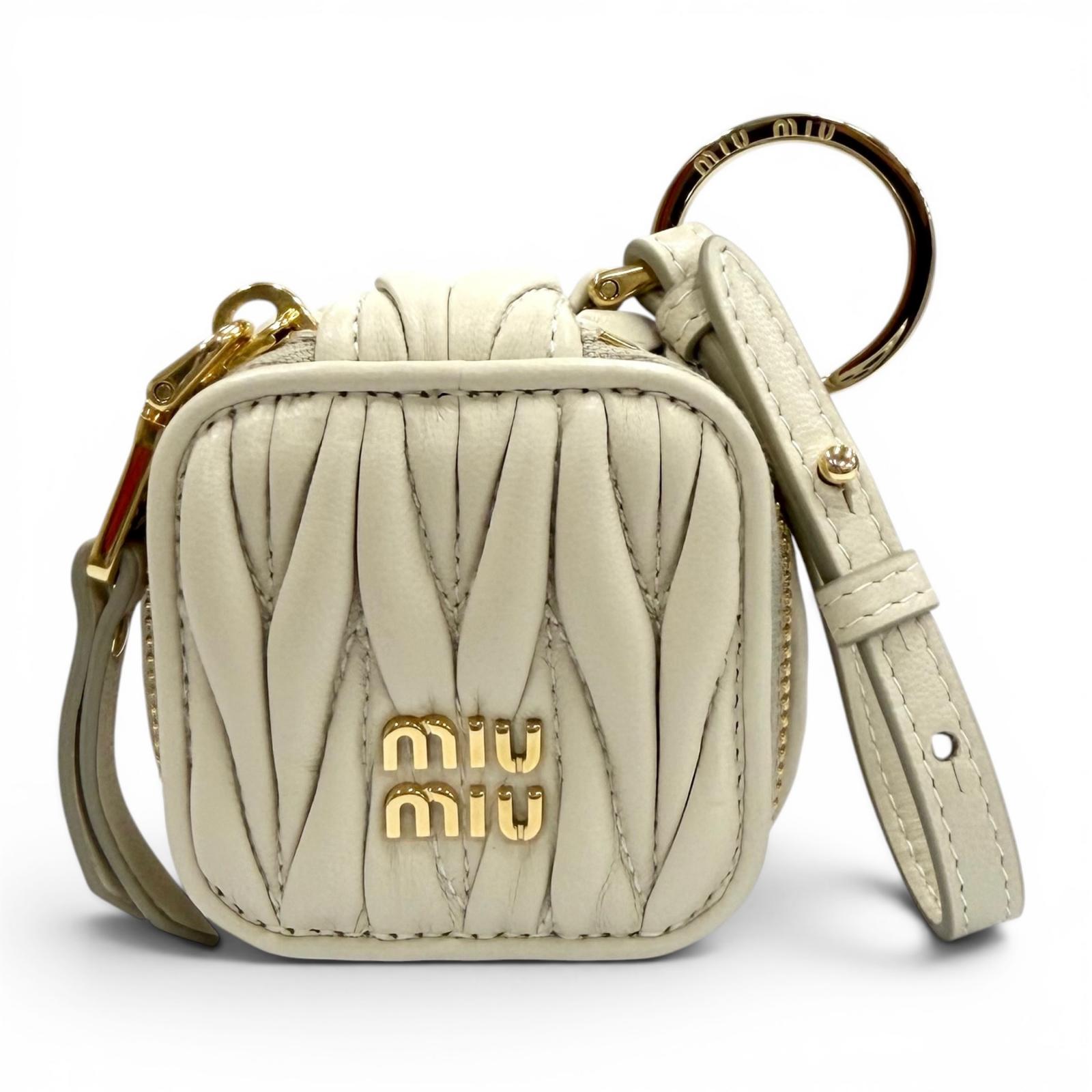 極美品★MIUMIU ミュウミュウ 5TL527 マテラッセ チャーム ロゴ金具付 レザー バッグチャーム ベージュ ゴールド金具 レディース 箱付き 【中古】|衣類&ブランドリサイクル GREEN