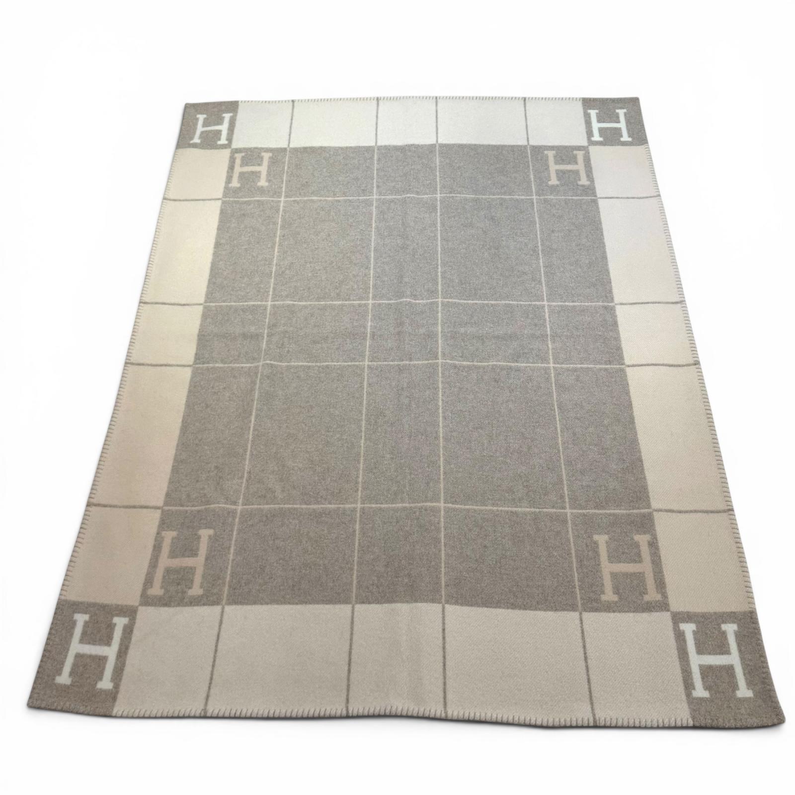 未使用品★HERMES エルメス プレード アヴァロンIII ウール カシミヤ混 COCO/CAMOMILL 現行品 Hロゴ ジャカード織 ブランケット 英国製 正規品 レディース 【中古】｜衣類＆ブランドリサイクル GREEN