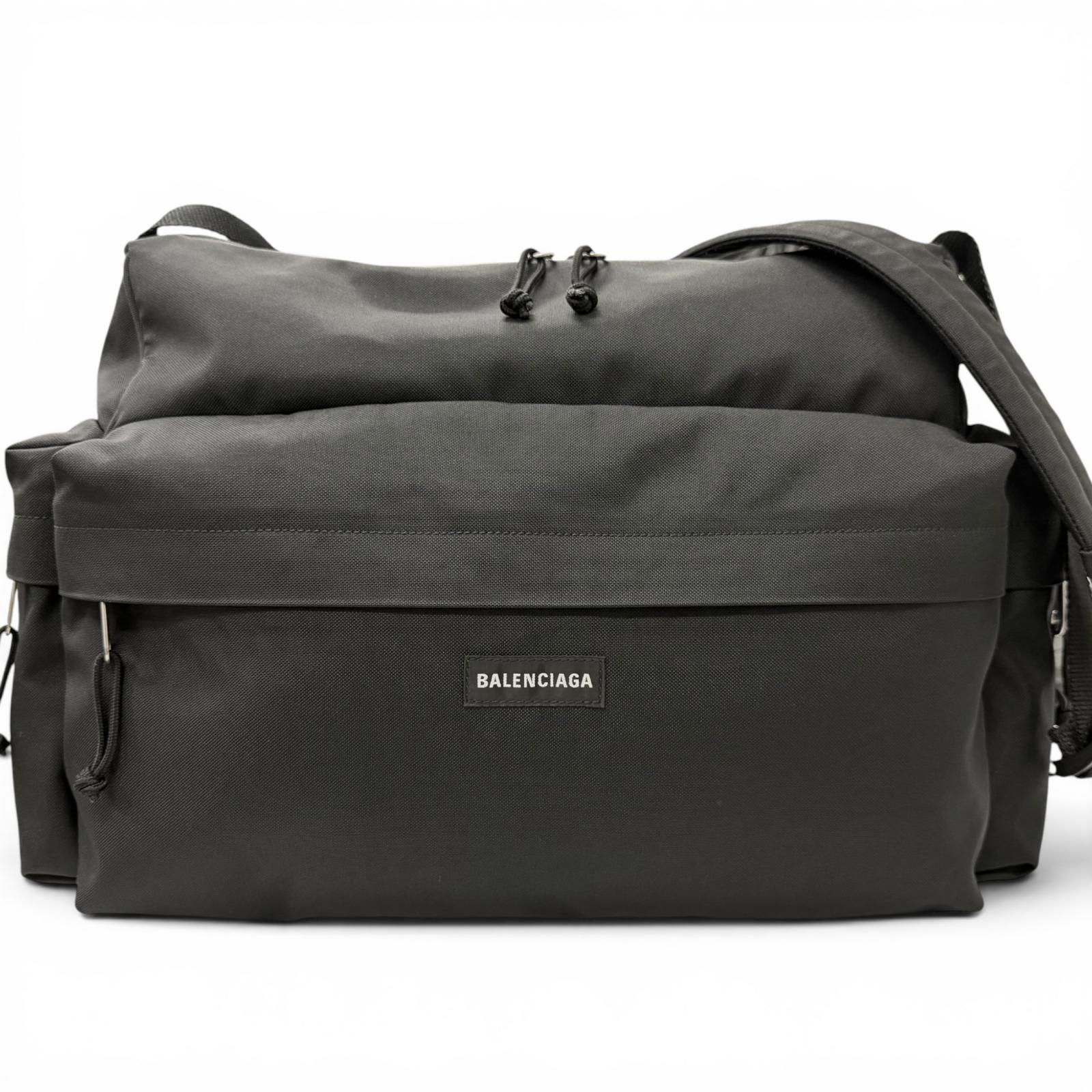 美品□BALENCIAGA バレンシアガ 810652 Explorer エクスプローラー マルチポケット ウィークエンダー ミディアム リサイクルポリアミド ショルダーバッグ ブラック イタリア製 メンズ 【中古】|衣類&ブランドリサイクル GREEN