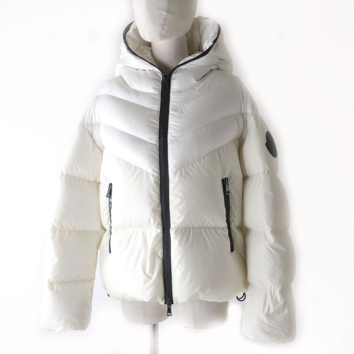 美品★正規品 MONCLER モンクレール 20AW GUENIOC ゲニオック ZIP UP デカロゴワッペン・フード付 ダウンジャケット  レディース ホワイト 2【中古】 | 衣類＆ブランドリサイクル GREEN