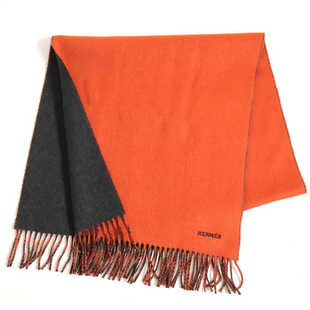 中古 極美品 エルメス ロゴ刺繍入り ロゴ刺繍入り カシミヤ100 フリンジ付き カシミヤ100 リバーシブル マフラー オレンジ チャコールグレー 箱付きバッグ 小物 ブランド雑貨 イギリス製 箱付き 衣類 ブランドリサイクル Green