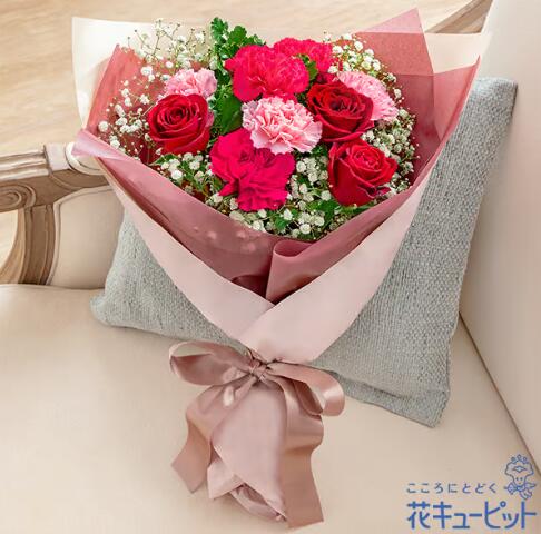 【バラとカーネーションの花束】（521374・母の日・花束）(全国の花キューピット加盟店がお届けします）