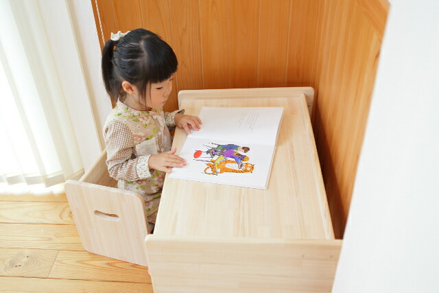 当店だけのオリジナル仕様プレミアムモデル 木製 絵本ラック 国産ひのき材子供豆イス ちびっ子チェア ステップ3 毎日出荷中 木製 完成品 完成品 キッズ豆椅子を置く方向によって座面の高さが3パターン 国産家具 グリナリーストア面倒な組立不要 届いたらすぐ