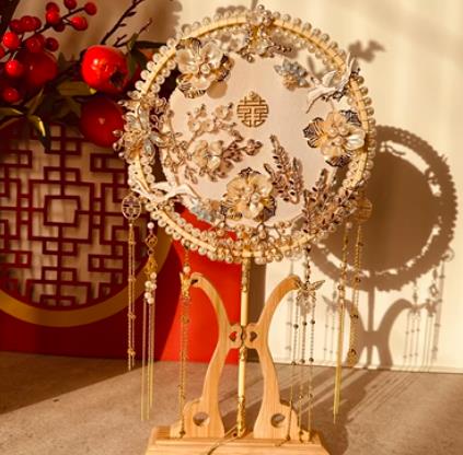 結婚喜扇秀禾扇中国式結婚式赤シャンパン色花嫁扇子お嬢様風ハロウィン扇子団扇コスプレ可愛いお姫様夏暑い涼しい雑貨手作り扇宮殿扇子古典舞踊扇子ふあふあファーきれい片面飾り扇子せんす漢服古風扇子踊りダンス扇子宮扇手持ち破雲扇工芸扇長柄ハイエンドプレゼント