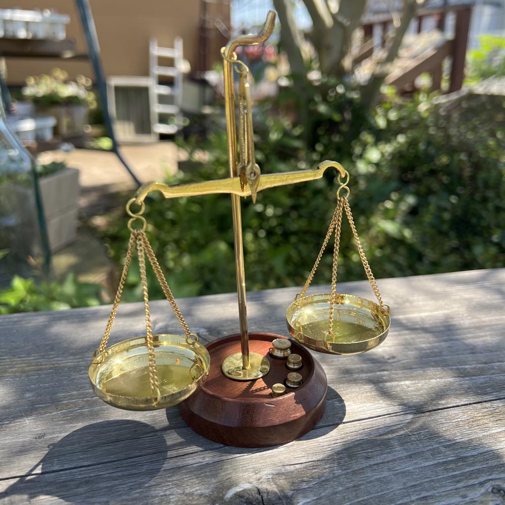 アンティーク　真鍮製　天秤はかり　置物　重さ約4.5㎏　M　R8127B アンティーク 真鍮製 天秤はかり 置物 重さ約4.5㎏ M R8127B
