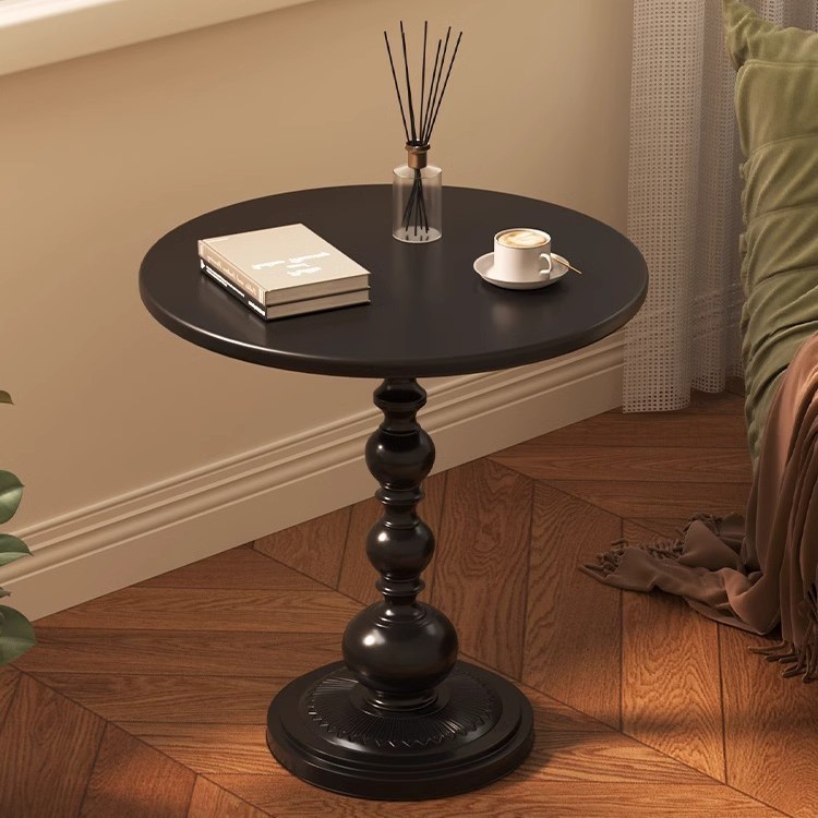 シンプルなベッドサイドテーブル 新型移動式円形メタル塗装クリーム風ミニクリエイティブ置物棚 小サイズの脇掛け台｜グロースショップ